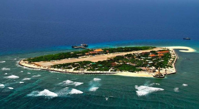 越南在非法侵占中国岛礁上扩建跑道