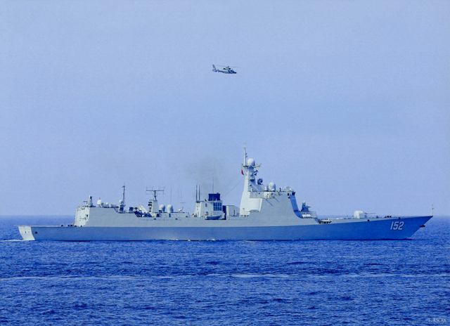 直-9C舰载机飞过152舰