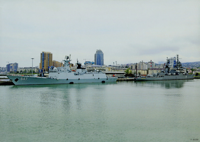 547舰与俄舰同泊军港