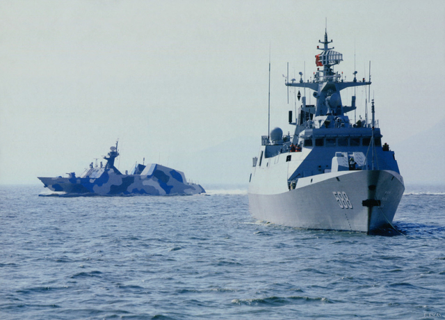 056级588舰与022级导弹艇