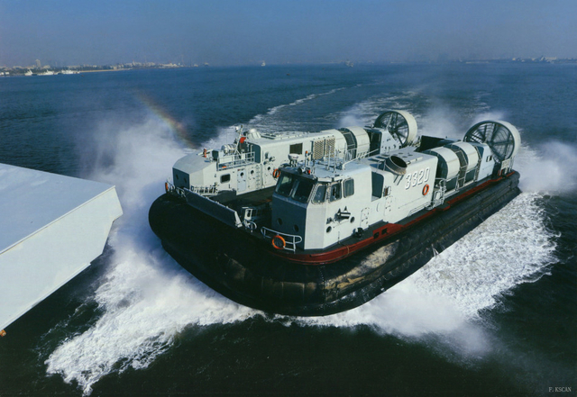 国产气垫登陆艇出海训练