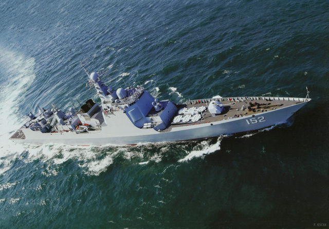 152舰破浪航行