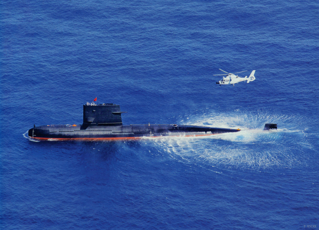 海军039G宋改级常规潜艇与直升机配合演练