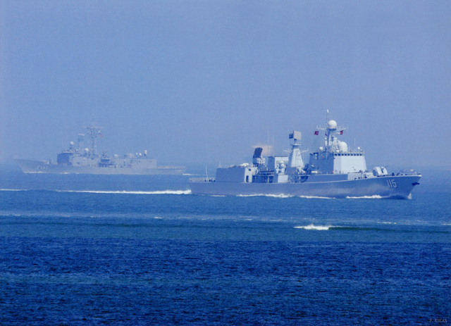 115舰与佩里级护卫舰军演