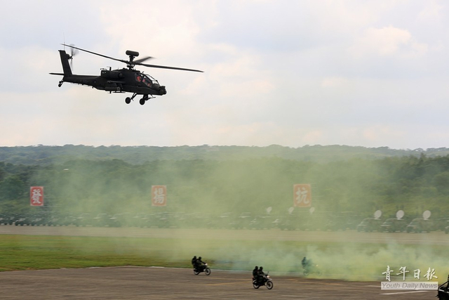 阿帕奇武装直升机掩护地面部队突击