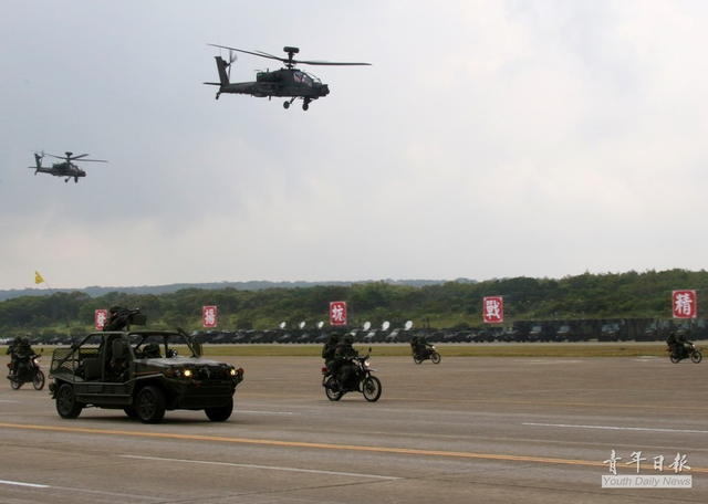 阿帕奇武装直升机掩护地面部队突击