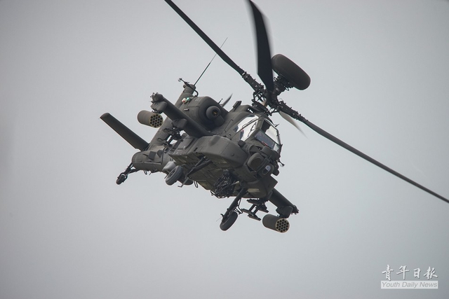 参加阅兵的阿帕奇武装直升机