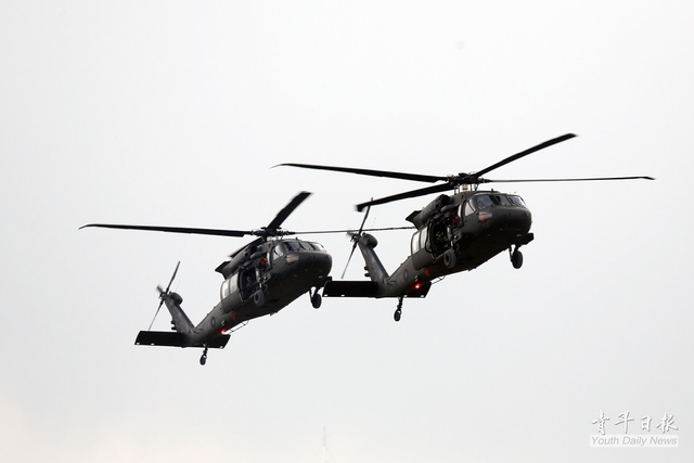 黑鹰直升机编队通场