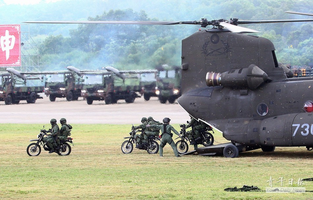 台湾军队进行空地快速突击演示