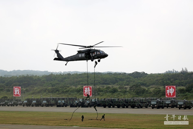 台湾军队进行空地快速突击演示
