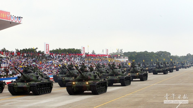 坦克方队接受检阅
