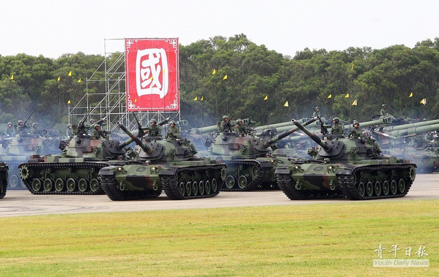 坦克方队接受检阅