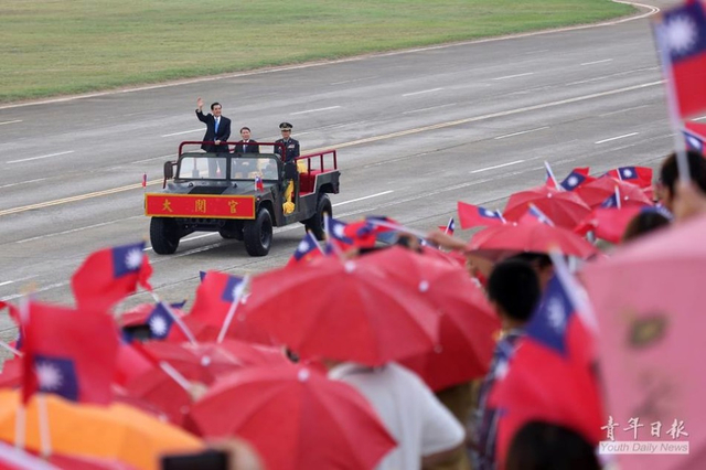 马英九乘检阅车