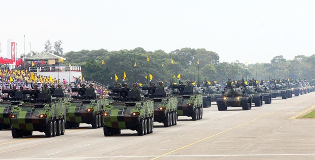 云豹战车方队与坦克方队