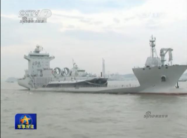 我军半潜船运野牛气垫船