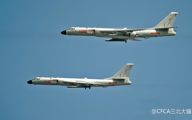 轰6K轰炸机翼下挂载陆攻巡航导弹