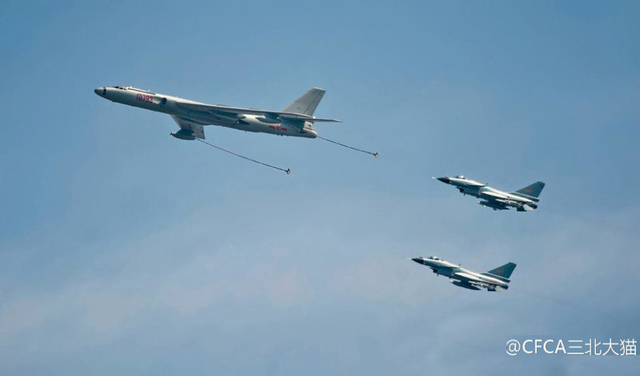 轰油6与歼10战机编队飞行