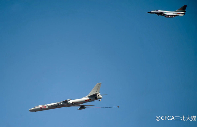 轰油6与歼10战机编队飞行2