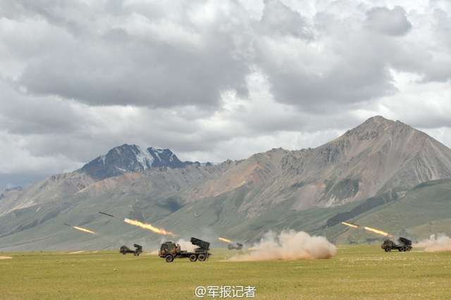 壮观美照:西藏军区新模块化火箭炮群高原齐射
