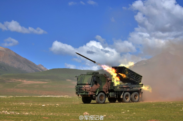 壮观美照:西藏军区新模块化火箭炮群高原齐射