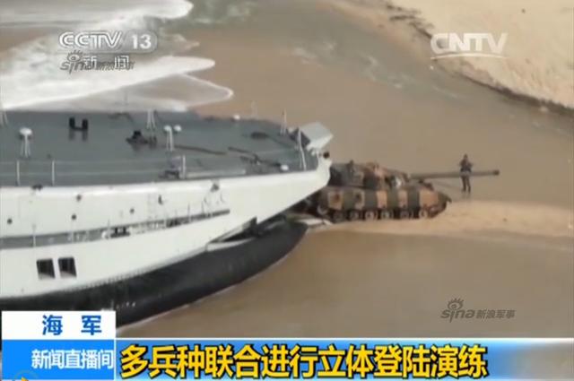 我野牛气垫船载坦克冲滩