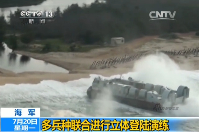 726级登陆舰冲上滩头