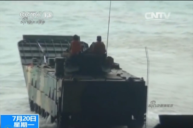 两栖战车依次开出登陆舰准备浮渡冲滩
