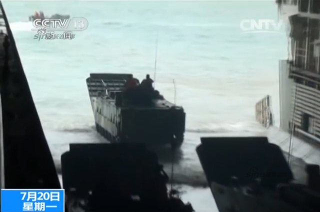两栖战车依次开出登陆舰准备浮渡冲滩