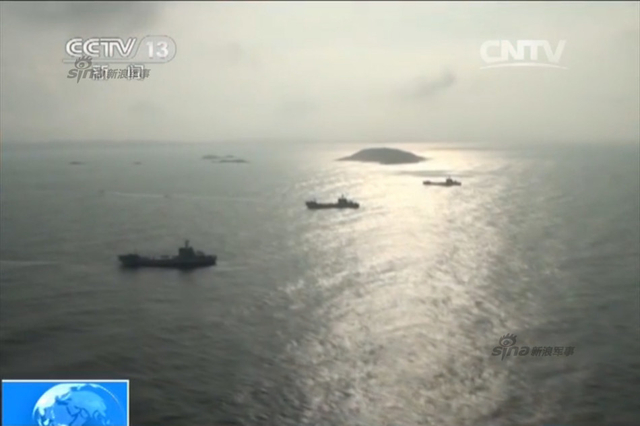 登陆舰编队航行