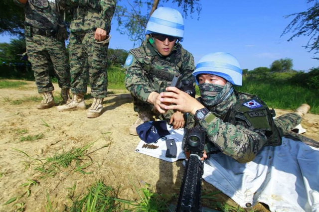 驻南苏丹韩国维和部队亮相 排队练枪保持战力