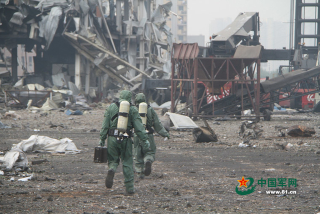 北京卫戍区防化部队进入爆炸核心区取样、搜救