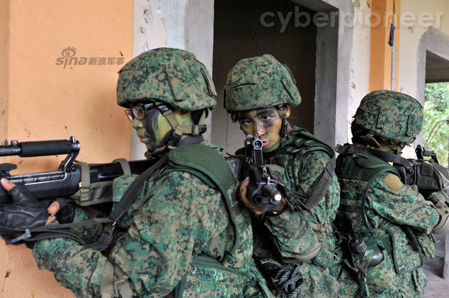 首见新加坡军队女新兵训练 打枪投弹战术都学