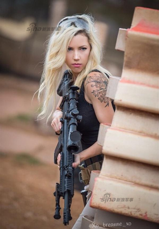 网友性感老婆貌美爱玩枪