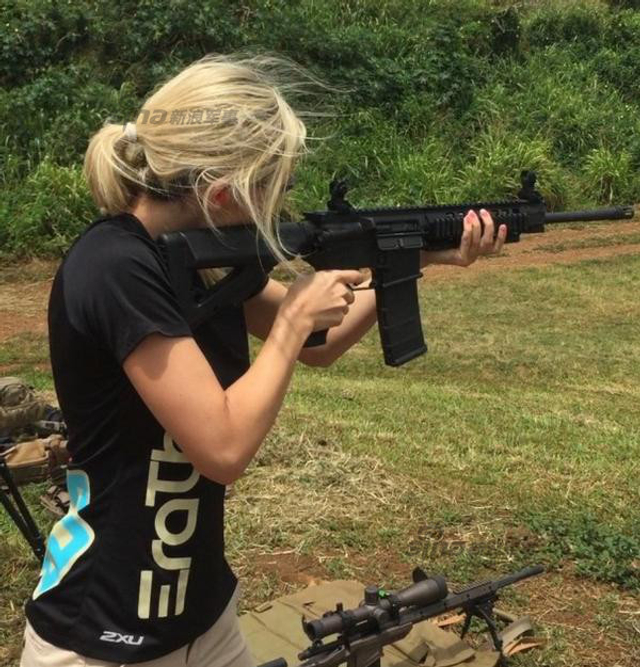 网友性感老婆貌美爱玩枪