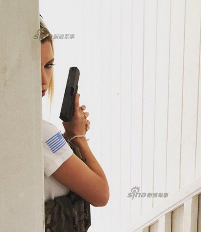 网友性感老婆貌美爱玩枪