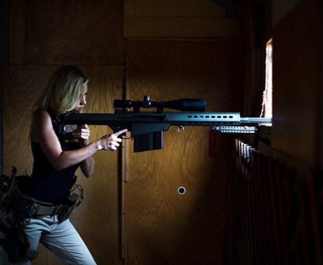 网友性感老婆貌美爱玩枪