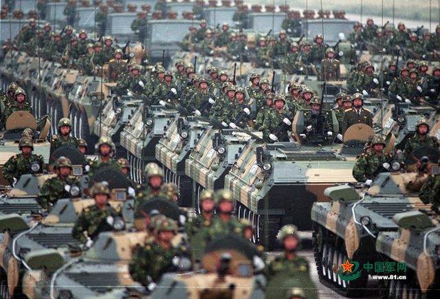 1999年国庆阅兵中的装甲输送车方队