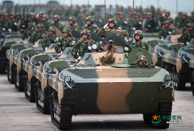 1999年国庆阅兵中的履带式步战车方队