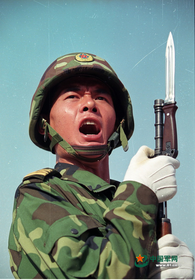 1999年阅兵中的某集团军步兵方队士兵