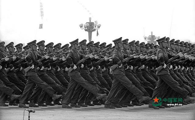 1984年国庆35周年阅兵中首次出现武警方队
