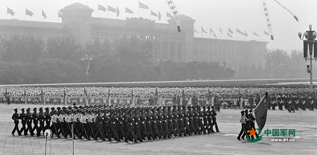 1984年国庆阅兵三军仪仗队方队通过天安门