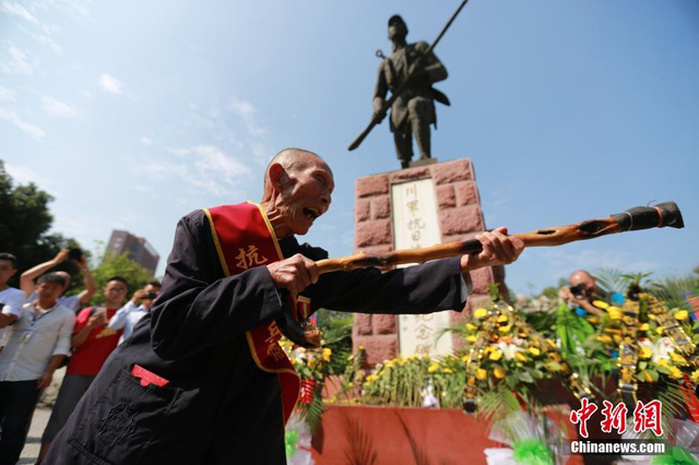 98岁老兵拐杖还原拼刺刀