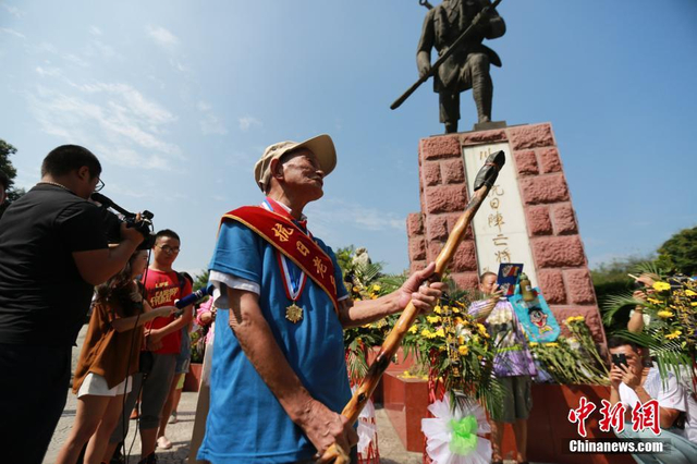 四川98岁抗战老兵用拐杖还原“拼刺刀杀鬼子” 