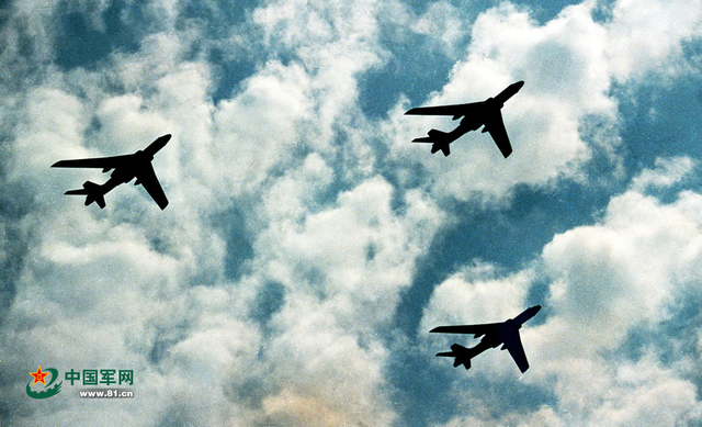 1999年国庆阅兵轰炸机梯队编队飞行训练