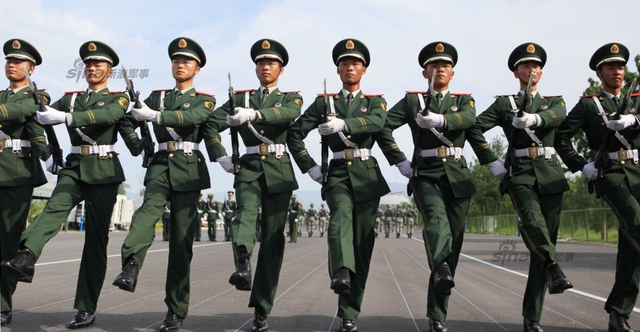 参训官兵在阅兵村进行训练