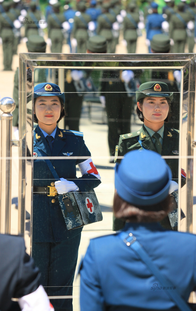 参训女兵在阅兵村进行训练
