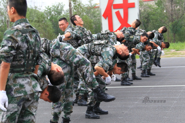 参训官兵在阅兵村进行训练
