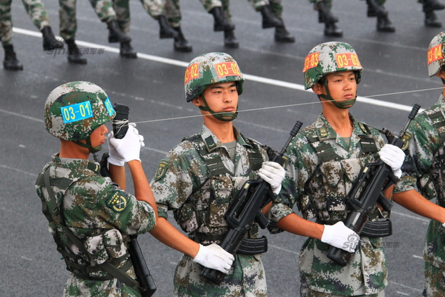 参训官兵在阅兵村进行训练