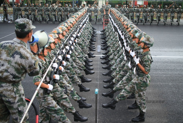 参训官兵在阅兵村进行训练