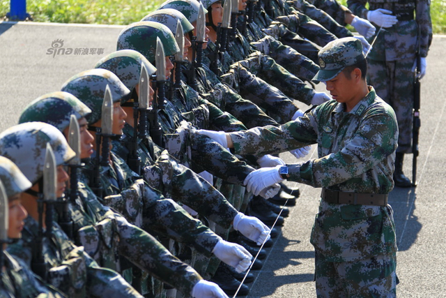 参训官兵在阅兵村进行训练